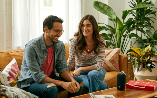 大ヒットしたポータブルスマートスピーカーにGoogleアシスタントを搭載したスマートスピーカーの最新モデル「JBL LINK Portable」