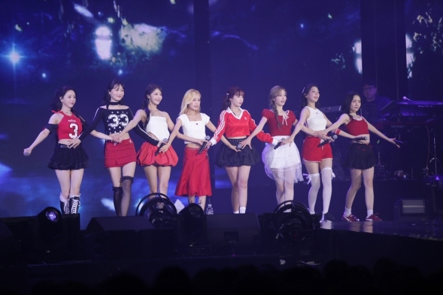 LOVELYZ、4年ぶりに完全体でコンサートを開催!未公開曲のサプライズ披露も…芸能界の同僚が応援に