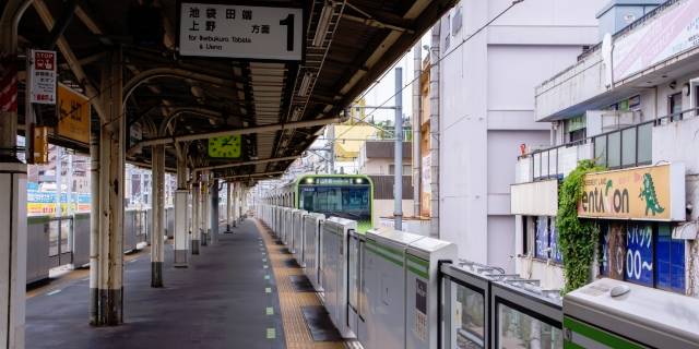 ホームドアが設置されている現在の新大久保駅（写真AC／まるう）