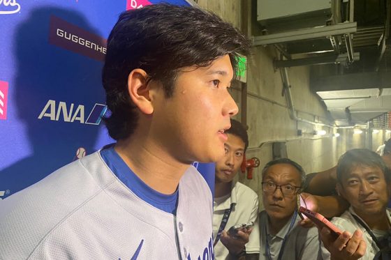 試合後、取材に対応するドジャース・大谷翔平【写真:真柴健】