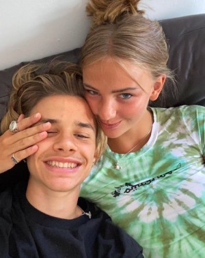 ロメオのタトゥーに恋人ミアは不服?(画像は『ROMEO 2021年2月8日付Instagram「Miss you weirdo xx」』のスクリーンショット)