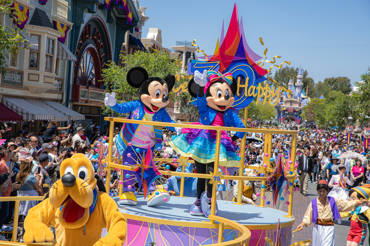 壮大なセレブレーションが開幕！カリフォルニア ディズニーランド