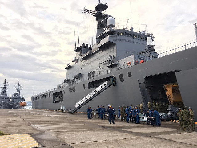 海上自衛隊の輸送艦「おおすみ型」(陸自公式フェイスブックページより)