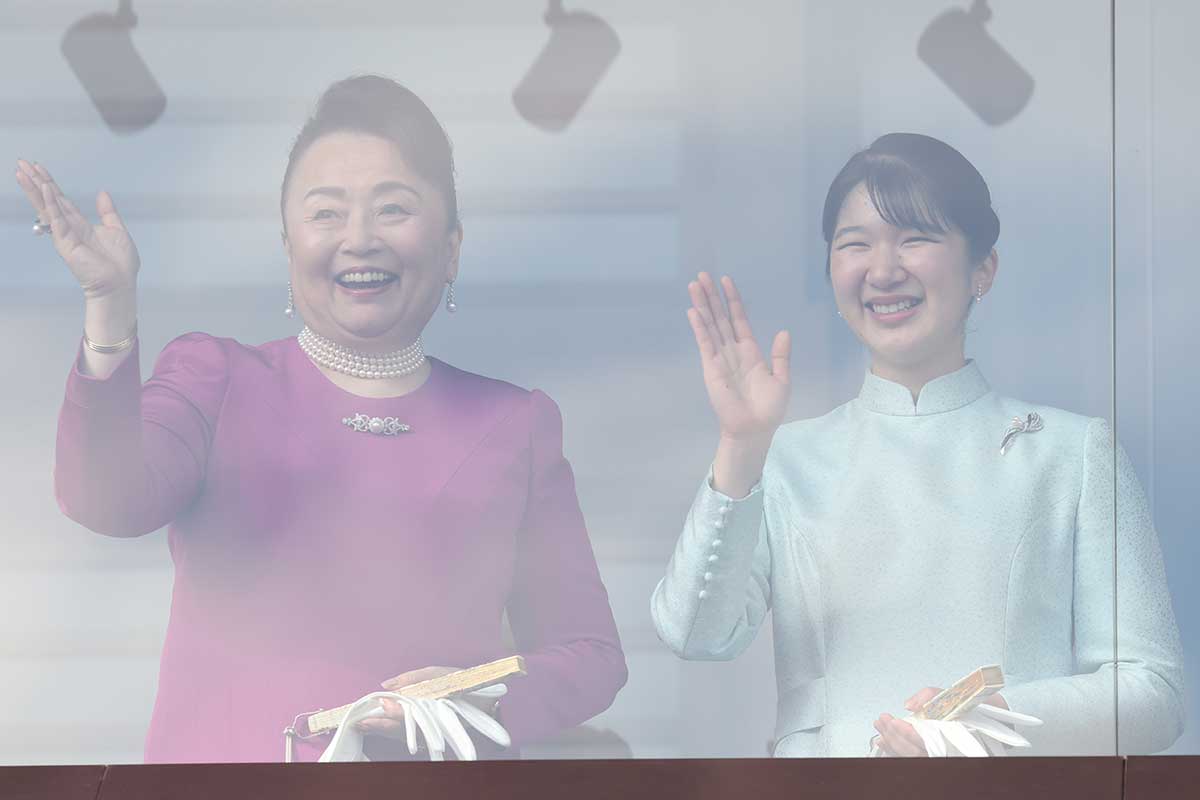  一般参賀2回目で、笑顔で手を振られる信子さまと愛子さま（写真：本誌写真部） 