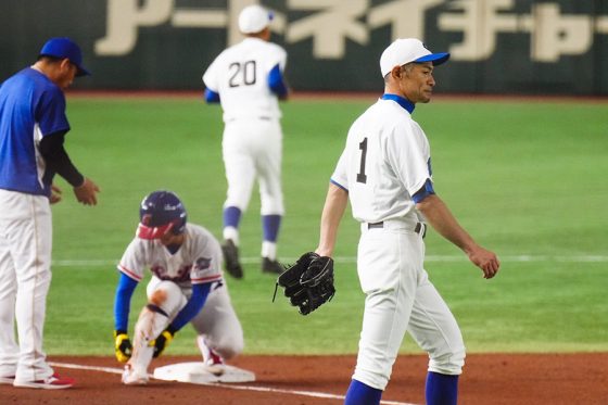 「9番・投手」で先発も初回に失点を許したイチロー氏【写真:荒川祐史】