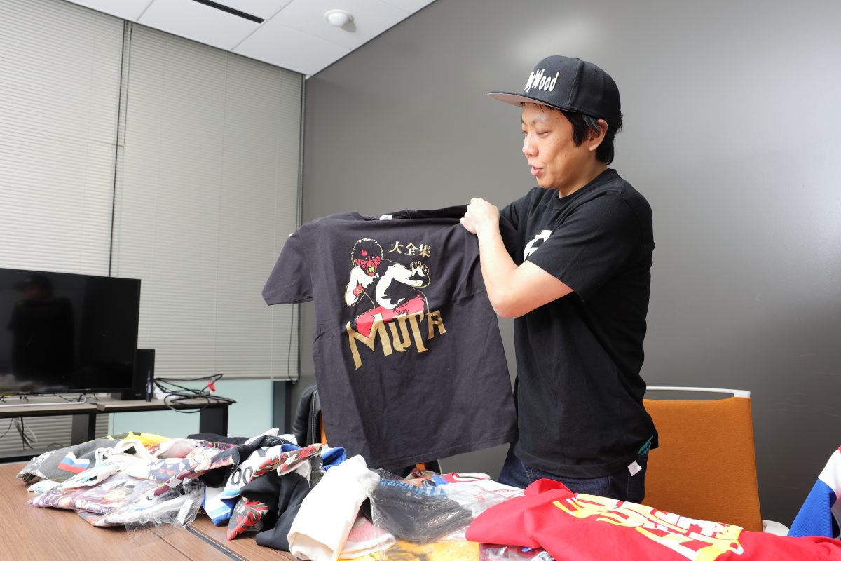 や団・本間キッド、Tシャツ集めのきっかけは「山本小鉄さんとエンセン 