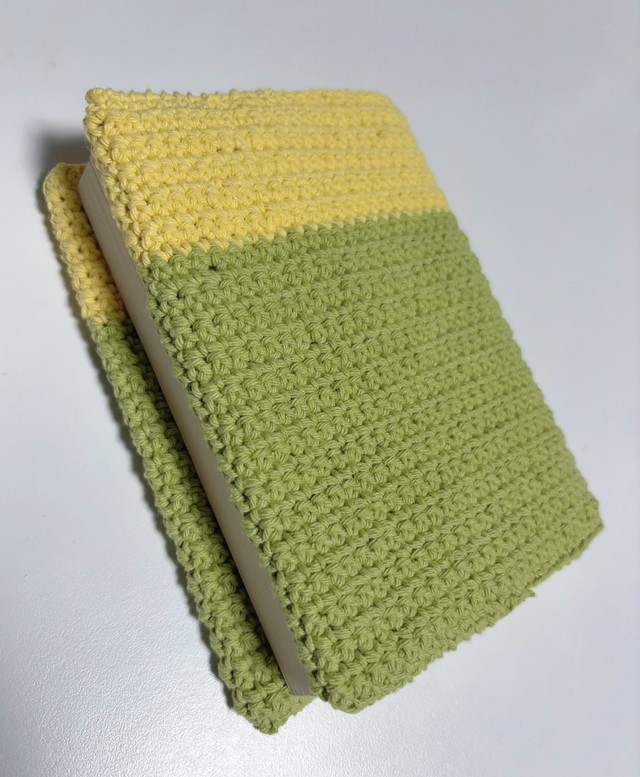 手編みのブックカバーに秘められた意図は…!?(画像提供:たくみさん)