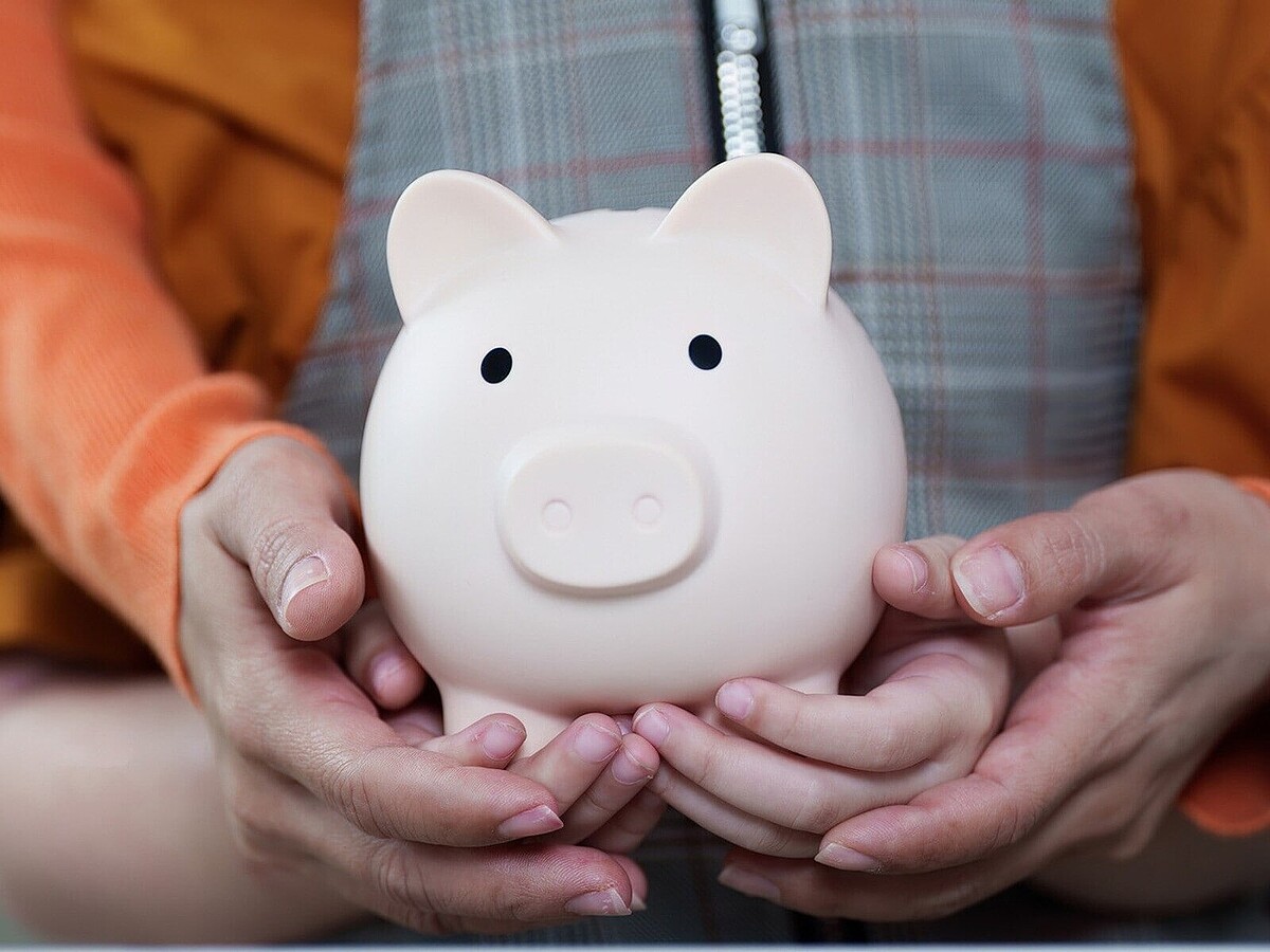  2026年4月から始まる「子ども・子育て支援金」。そもそもどのようなものなのか、月々支払う金額はいくらなのか。また、子どものいない世帯にはどのような恩恵があるのか。素朴な疑問にお金の専門家である筆者が回答します。※画像：PIXTA 