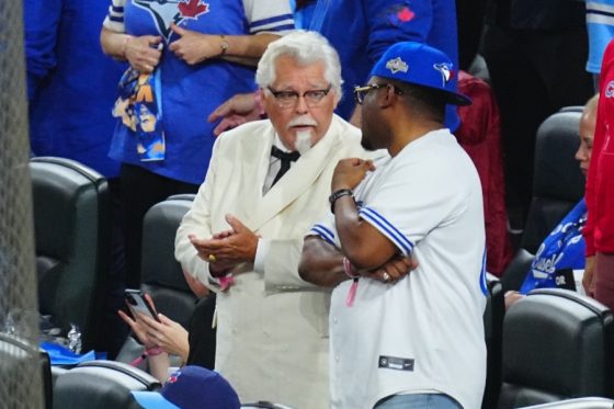 試合を観戦するカーネル・サンダース似の観客【写真：荒川祐史】