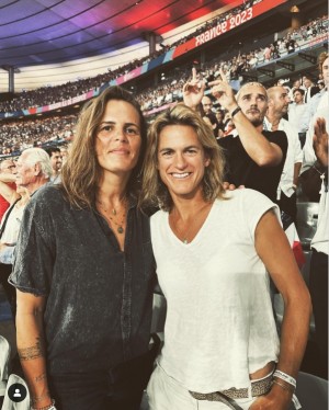 競泳金メダリストのロール・マナドゥと元女子プロテニス選手のアメリ・モレスモ。後ろにはサッカー選手アントワーヌ・グリーズマンの姿も(画像は『Laure Manaudou 2023年9月8日付Instagram「On l’appelle Laure. On m’appelle Amélie.」』のスクリーンショット)