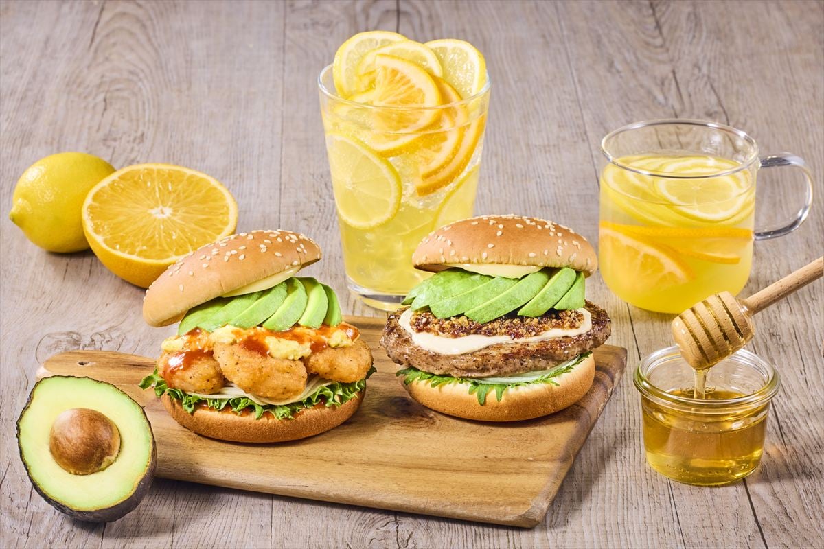 「アボカドシュリンプバーガー ～ホットソース～」（左）と「クラシックアボカドクリームチーズバーガー ～わさび香るサクサク醤油～」