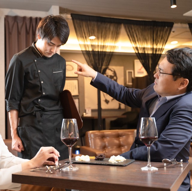 「店員の入れ墨が不快」とクレーム タトゥーは解雇の理由になるのか？