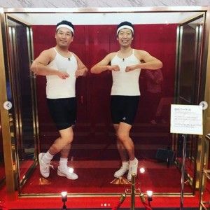 藤崎マーケットの田崎佑一とトキ(画像は『藤崎マーケット・トキ 2019年4月1日付Instagram「平成最後のラララライ仕事でございました。」』のスクリーンショット)