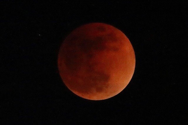 前回の皆既月食とスーパームーンが重なった2018年1月31日の月
