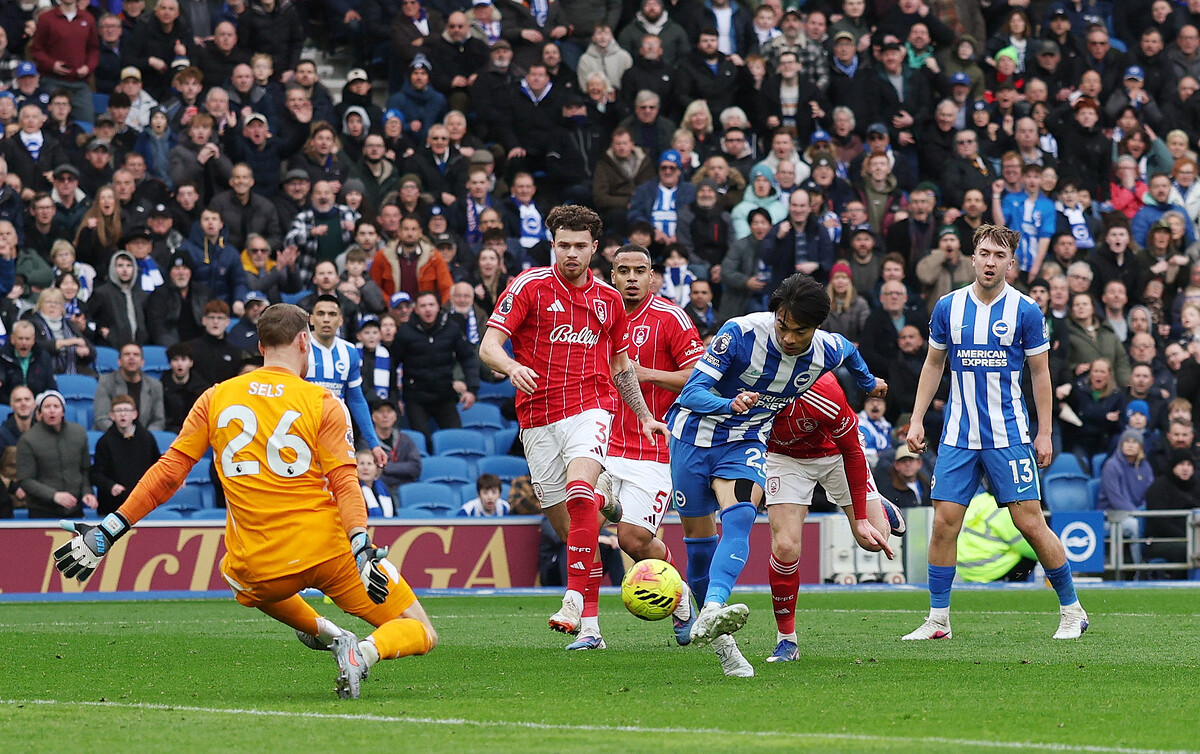 ノッティンガム戦に先発した三笘薫【写真：ロイター/アフロ】