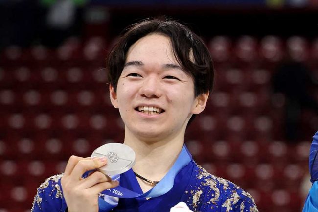 マスコットをメダルの紐に固定する「鍵山流」国籍や競技を越えて拡大