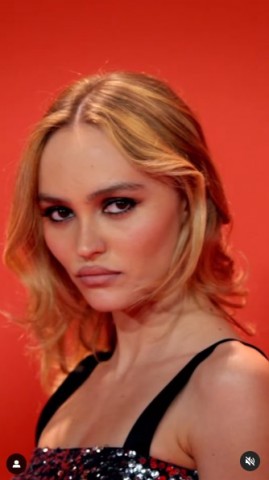 カンヌ国際映画祭で「シャネル」の3種類のミニドレス姿を披露したリリー・ローズ・デップ。自身が主演したドラマシリーズ『THE IDOL/ジ・アイドル』のプレミア上映に出席した(画像は『The Idol 2023年5月24日付Instagram「Lily-Rose Depp is Jocelyn」』のスクリーンショット)