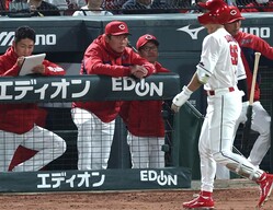 ������¼���ʱ��ˤ���ƨ���������ݤ졢�٥���ο�����ġ�����ˤϸ�����ɽ���򸫤���ʻ��ơ������С�