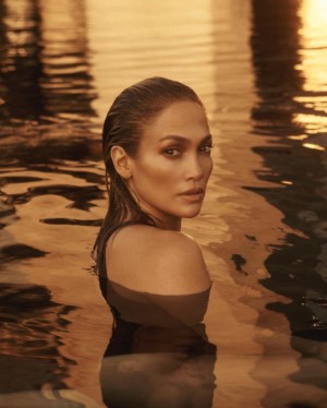 ジェニファーの神々しい美しさに思わずため息…(画像は『JLO BEAUTY 2020年11月17日付Instagram「Are you ready to discover your limitless glow?」』のスクリーンショット)