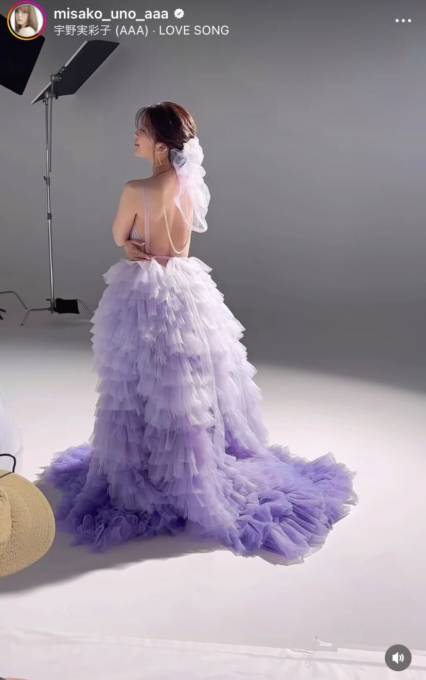 宇野実彩子、“AAAメンバーカラー”のパープルドレス姿にファン喜び
