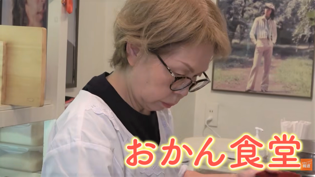 西城秀樹のポスターが壁を埋め尽くす!? 大阪・アメリカ村の隠れ家食堂に密着！ 若者たちを虜にする“おかん”の愛情たっぷりこだわり料理とは？