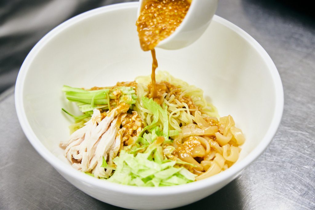 濃厚ゴマダレに夏野菜やハーブが食欲を呼び覚ます「冷やしサラダ和え麺」 - ライブドアニュース