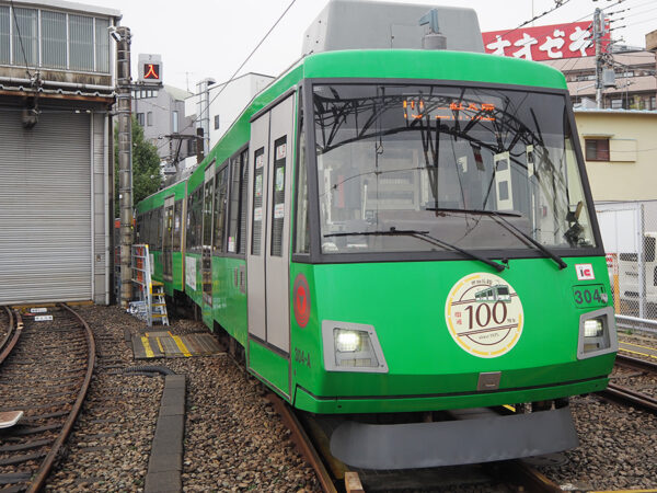 「のるるんグリーンパーク」として運行された東急電鉄世田谷線300系。上町車庫で（大塚圭一郎撮影）