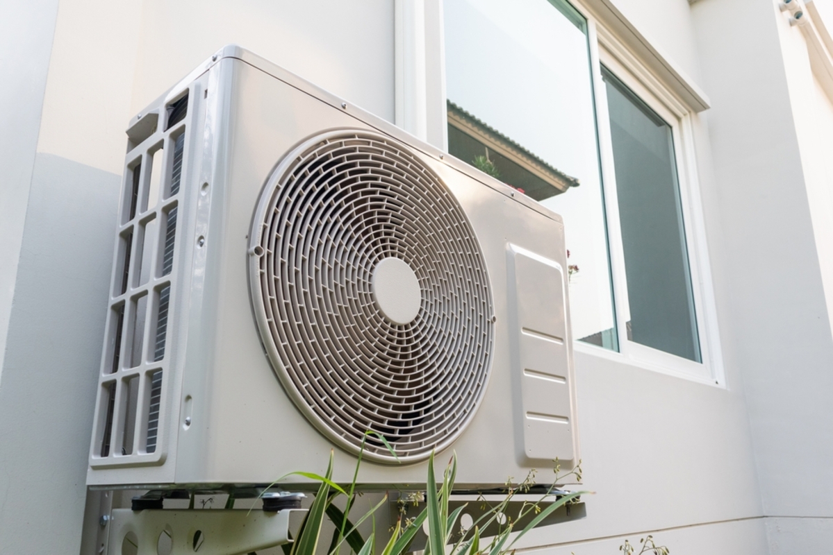 エアコンの室外機にカバー「かえって電気代が上がる」注意すべき点