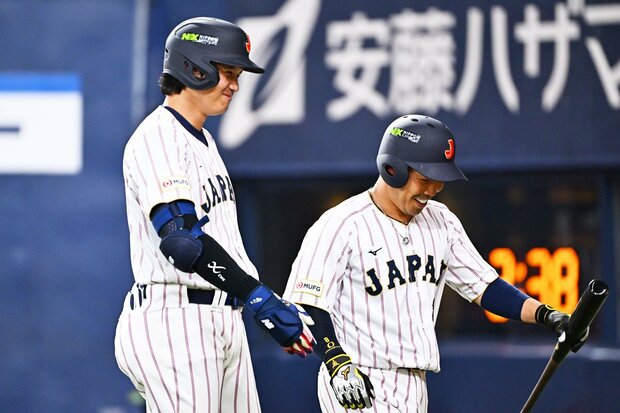 侍ジャパンの大谷翔平(左)と近藤健介。よく見るとヘルメットの形に違いが…