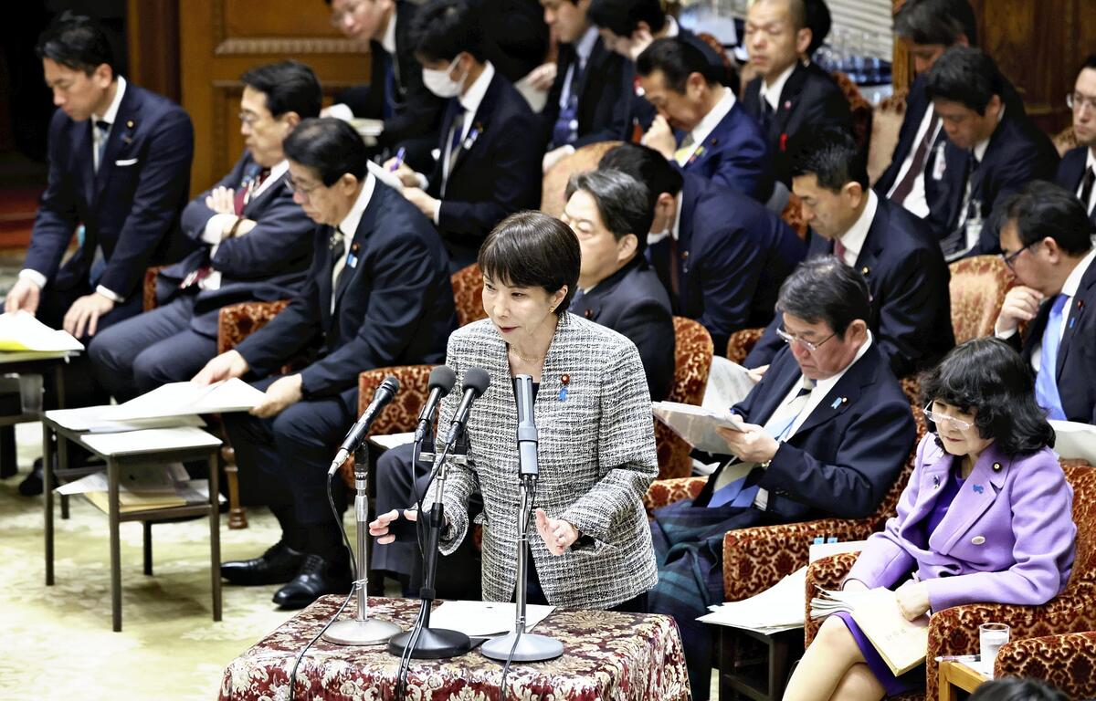 衆院予算委員会に臨む高市首相（中央）（３日午前、国会で）＝米山要撮影