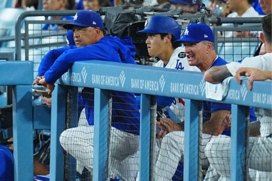 戦況を見守るドジャースナイン【写真：荒川祐史】