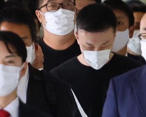 フィリピンのビクタン収容所からスマホを使い、日本で広域強盗事件を立て続けに起こしたルフィグループ幹部の藤田聖也（中央・右）と「ルフィ」を名乗った今村麿人（中央・左）の両被告。強盗の前は特殊詐欺に従事していたとされる（写真提供／産経新聞社）
