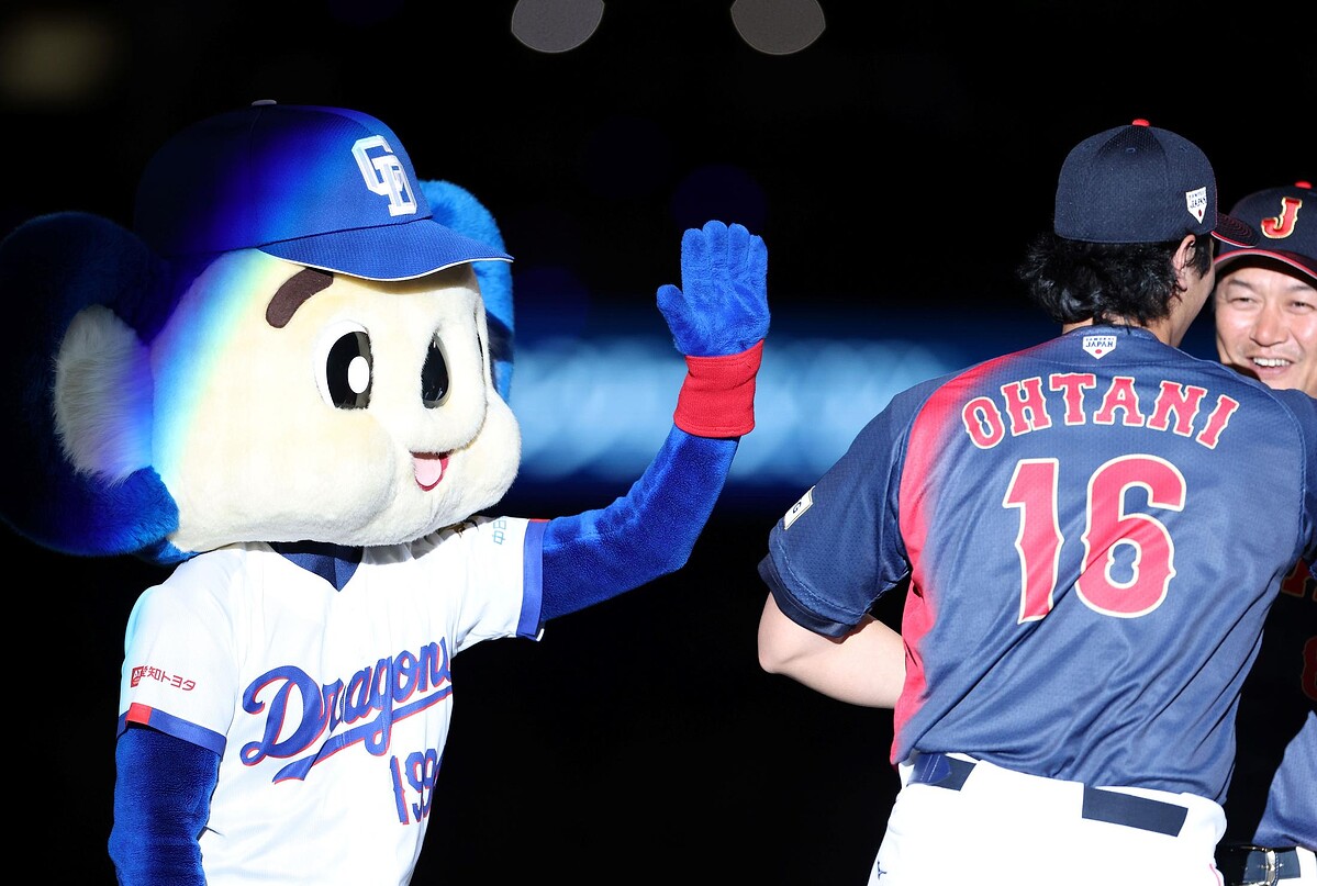 試合前セレモニーで大谷（右）にハイタッチを要求するも、スルーされるドアラ（撮影・伊藤笙子）