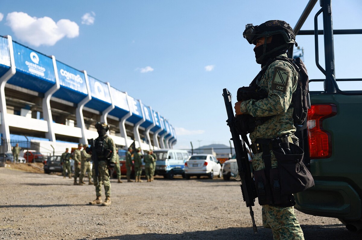 アイスランド代表との親善試合の警備についた警備員【写真：ロイター】