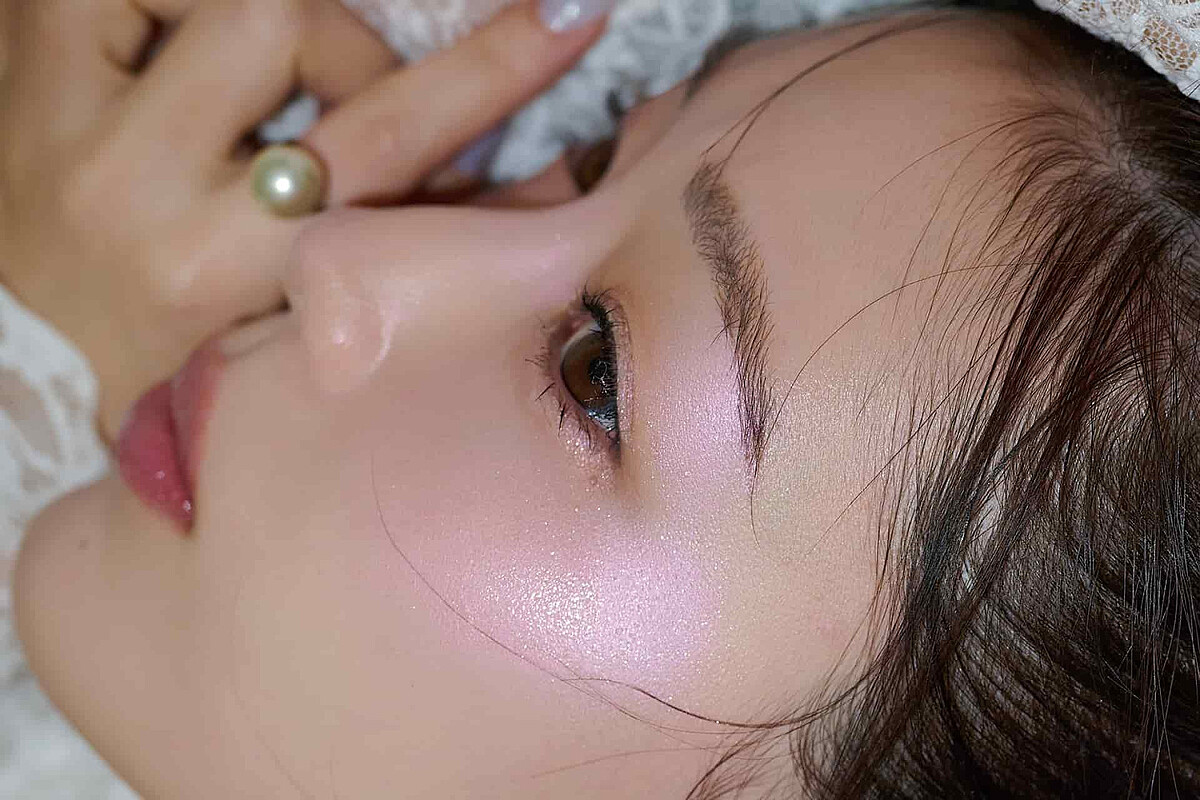 ほの暗な店内でも映える「テリツヤメイク」の作り方