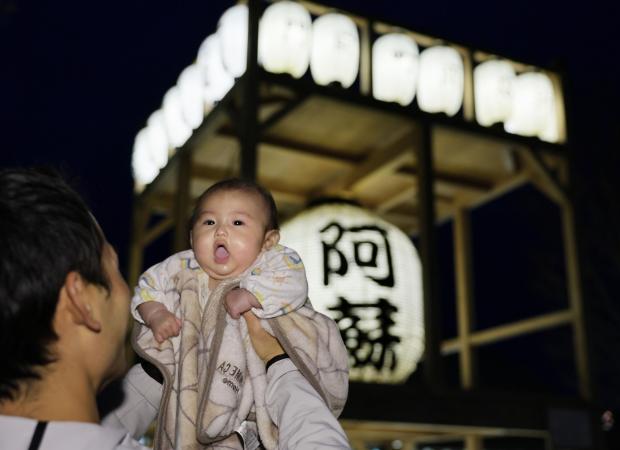 熊本地震復興の思い、ともしびに 楼門倒壊の阿蘇神社で祭