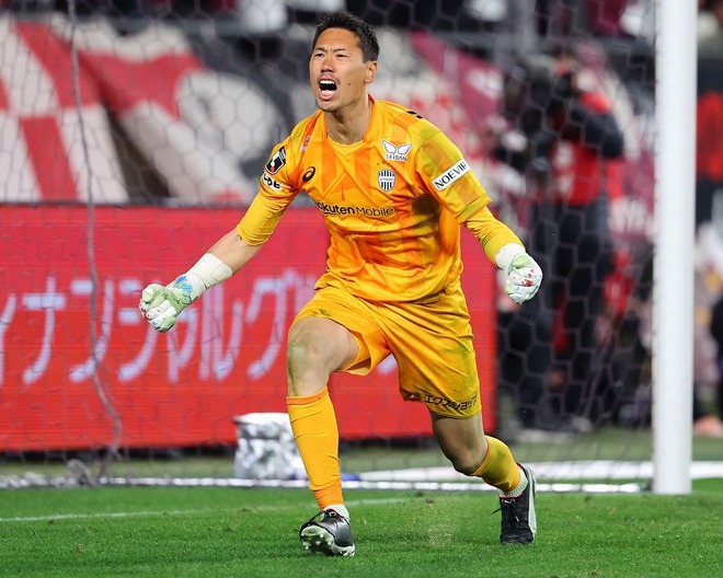 ２本のPKをストップし、勝利の立役者となった前川。写真：梅月智史（サッカーダイジェスト写真部）