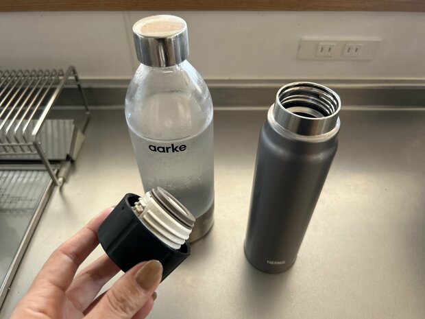 スクリュー式のフタで圧力を逃がします