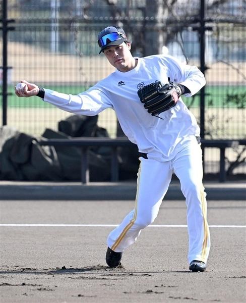 投内連係で汗を流す藤井＝19日（撮影・柿森英典）