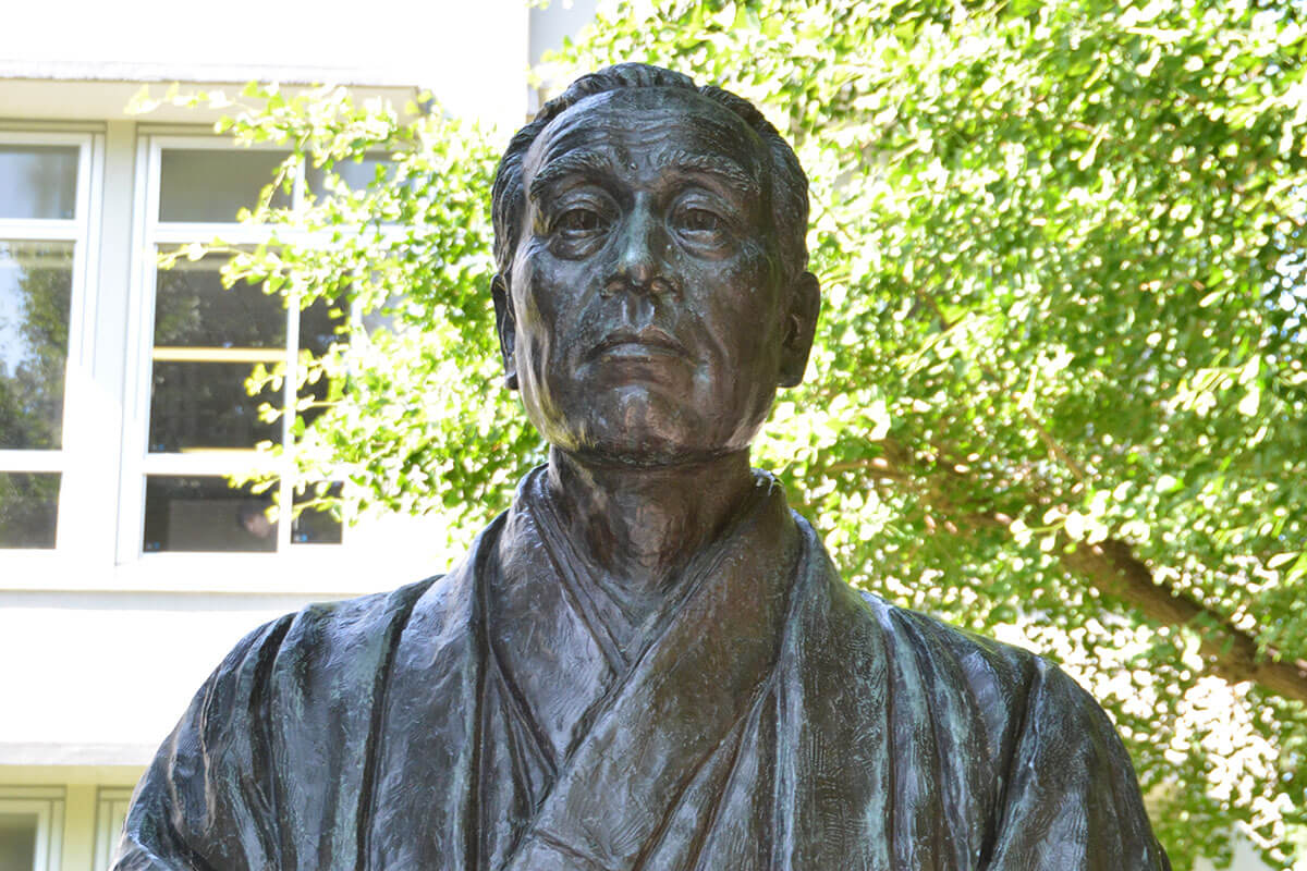 慶應大学の福沢諭吉像