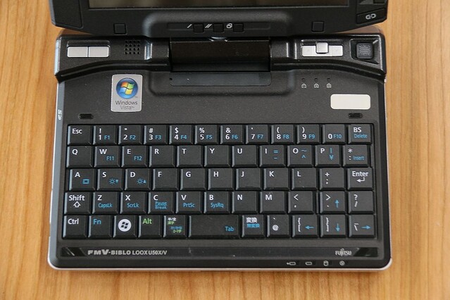 富士通のパソコン40年間ストーリー【11】PHS通信内蔵など尖った小型PC