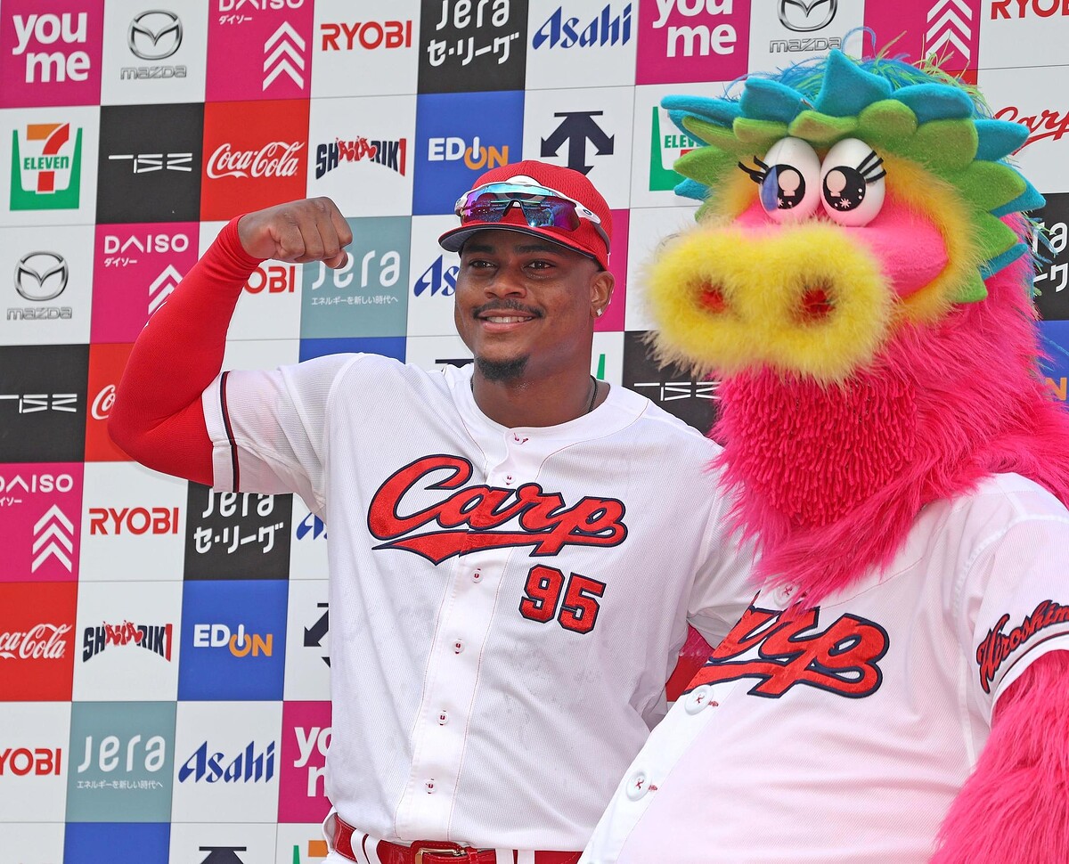 お立ち台でポーズを決めるモンテロ(左)撮影・北村雅宏