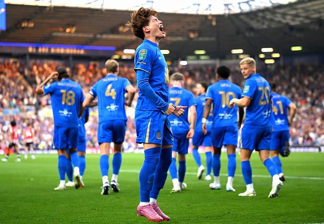 初ゴールを奪い、雄叫びを上げる古橋。(C)Getty Images