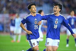 上田（右）が勝ち越し弾の塩貝（左）について語った。写真：金子拓弥（サッカーダイジェスト写真部）