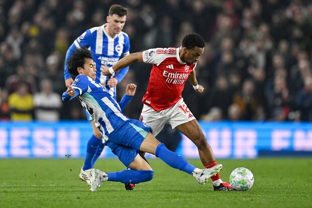 守備をする三笘（ロイター）