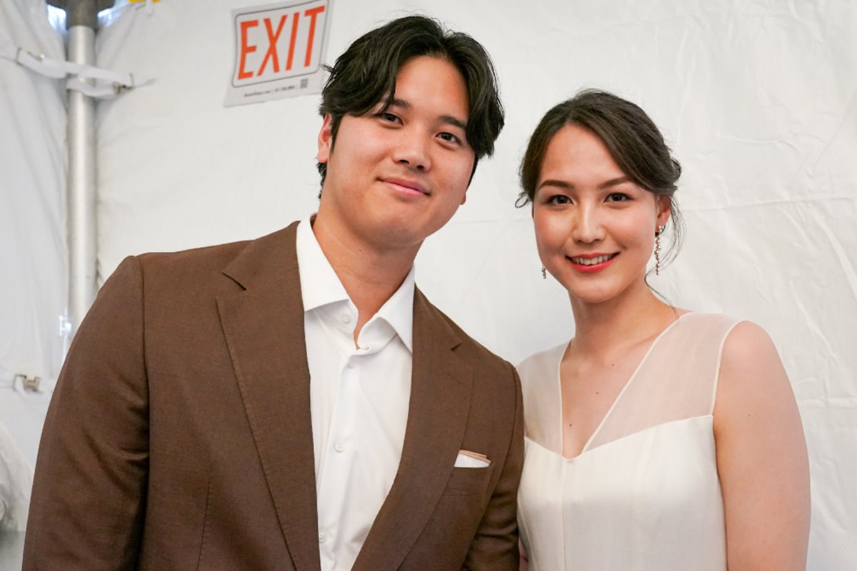体を寄せ合いにっこりと仲睦まじそうな大谷と真美子さん(ドジャース公式Xアカウントより)