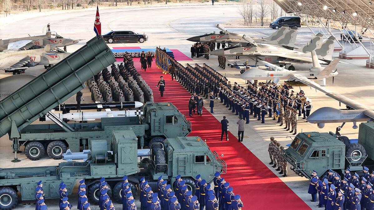 金正恩氏とジュエ氏が航空節に際して空軍創立80周年記念行事に参加した（2025年11月30日付労働新聞）