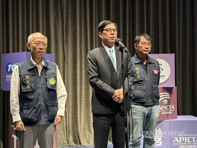 冷凍ティラピアの切り身から動物用抗菌薬が検出されたとの結果は誤りだったことが判明し、販売するスーパーや養殖業者に謝罪する陳其邁高雄市長（中央）＝12月5日、高雄市