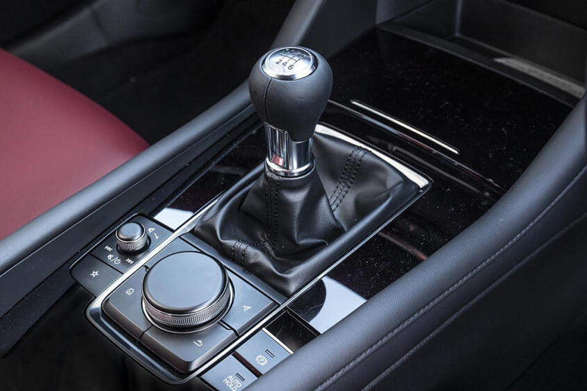 ぶっちゃけ値段の差もほぼないし燃費もATのほうがいい！　それでも「好きだから」以外にMTを選ぶメリットがあるのか考えてみた