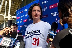 取材に応じたドジャースのタイラー・グラスノー【写真：小谷真弥】
